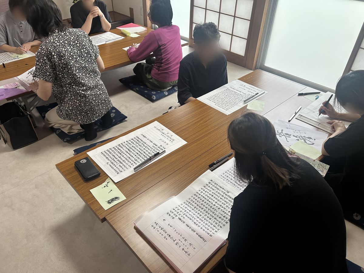写経会で筆を運ぶ参加者のようす