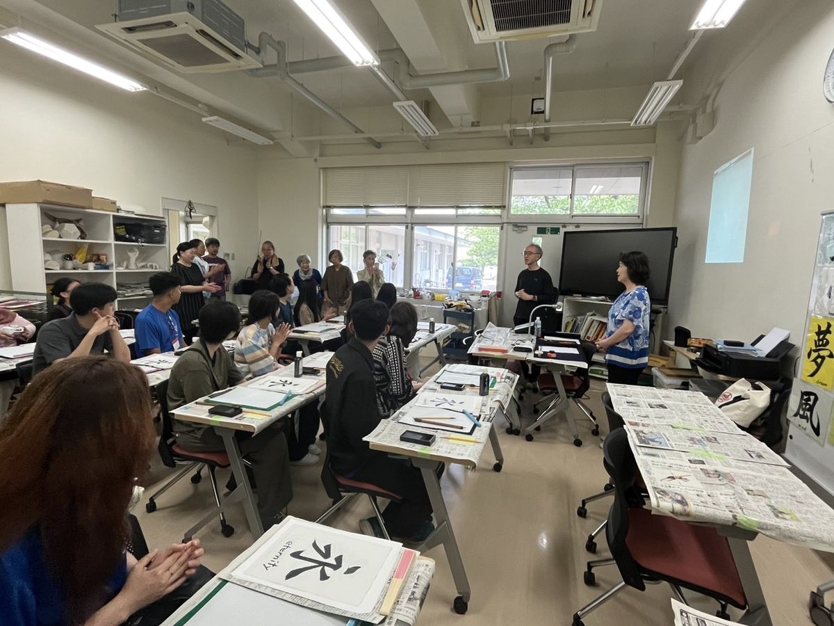 受講者が筆を運ぶ教室全体のようす