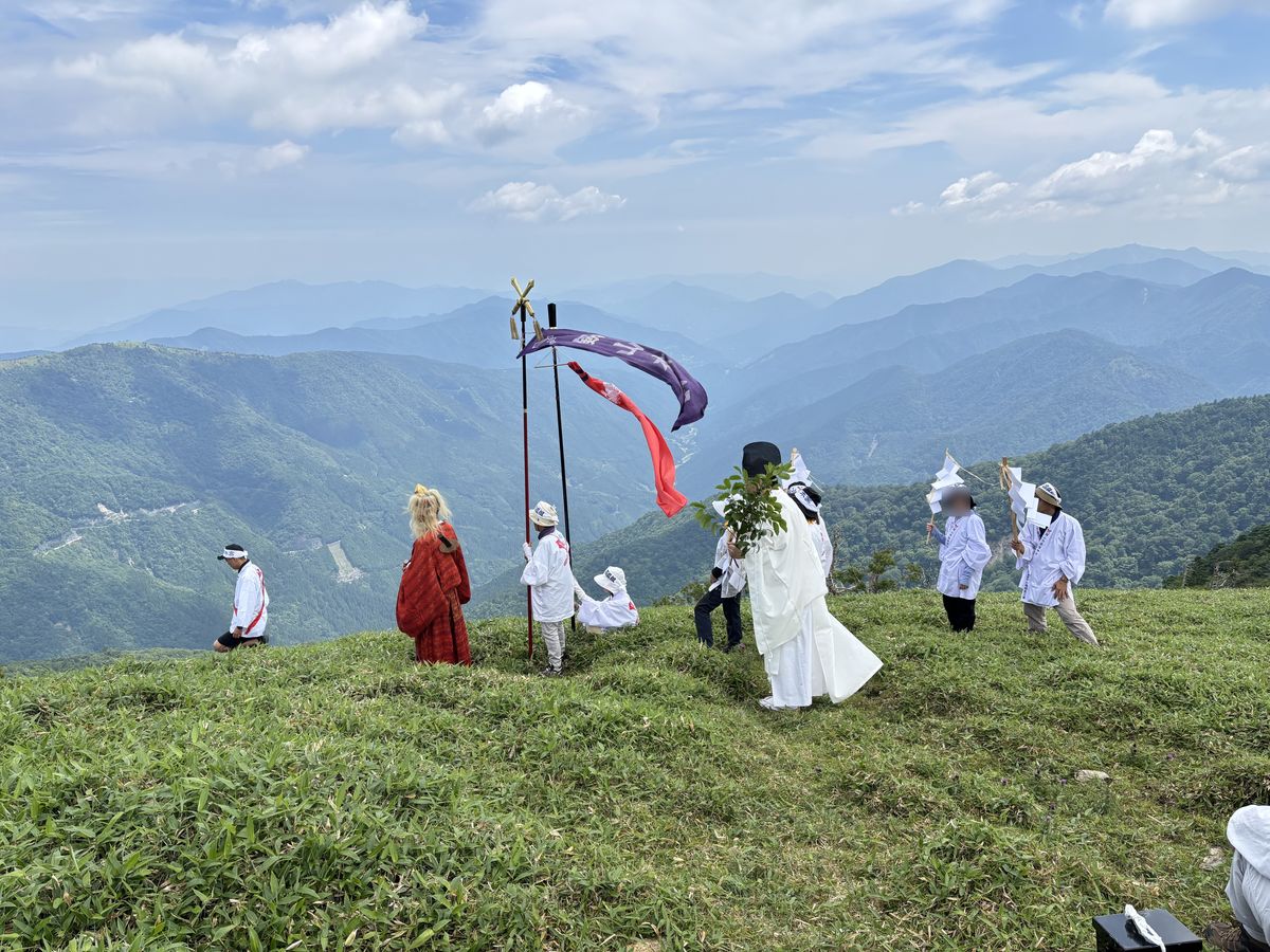 剣山山頂での例大祭のようす