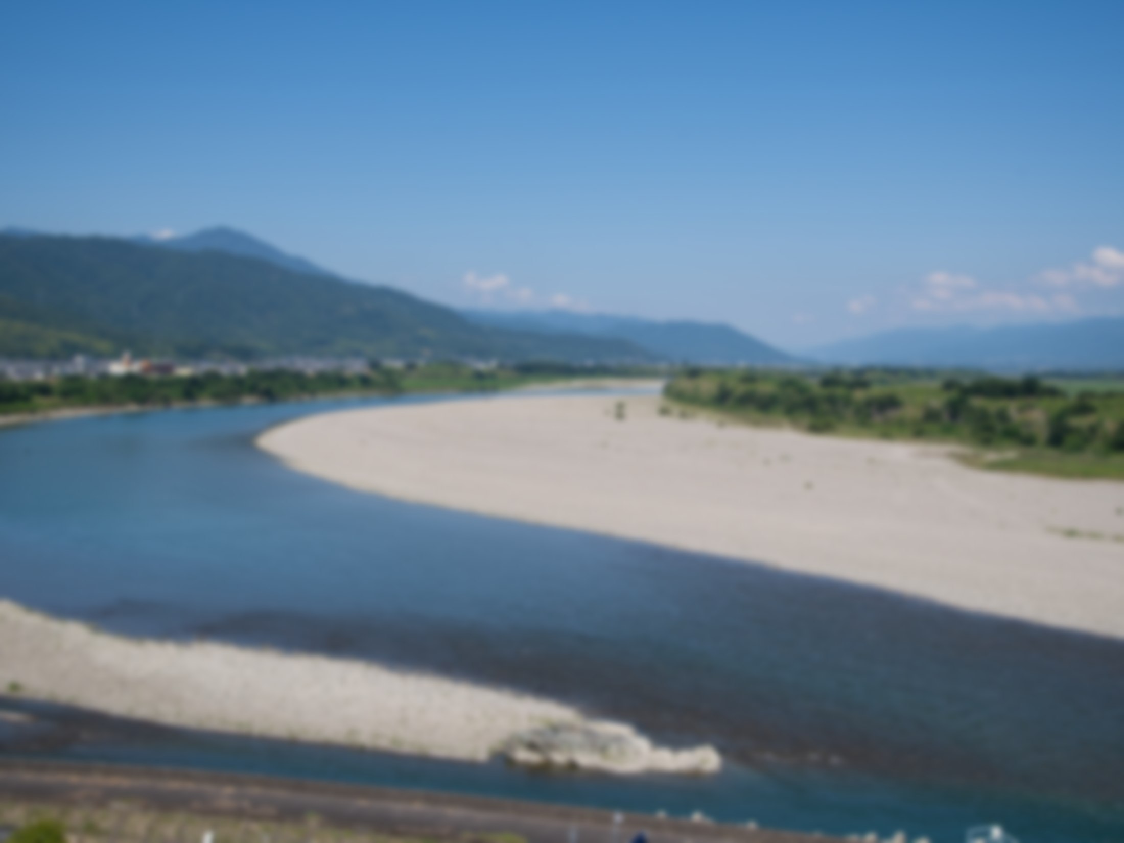 徳島の川と山の風景